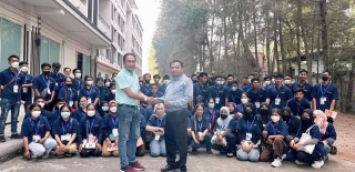 大批缅甸劳工交付，与雇主代表合影